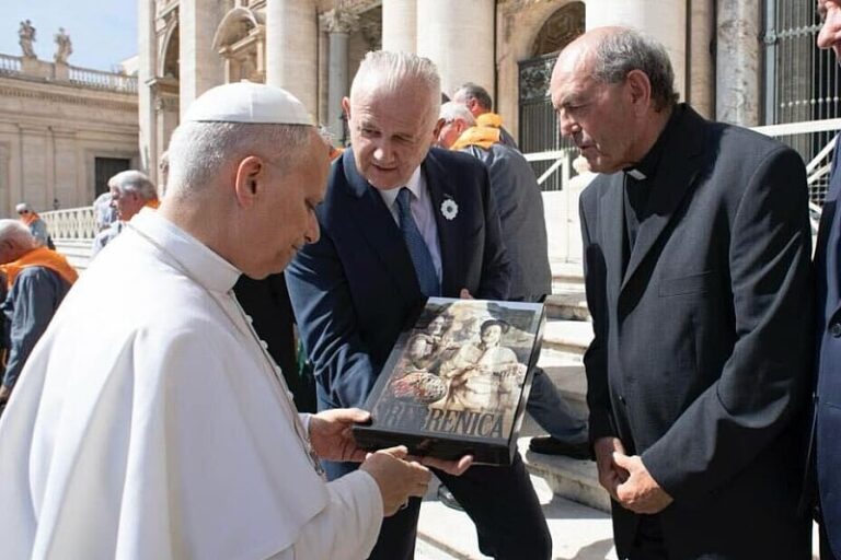 Veliko priznanje: “Monografija o Srebrenici” maestra Mersada Berbera u Vatikanskoj Biblioteci