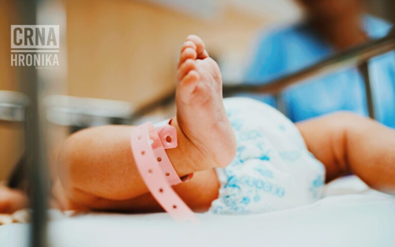 Slučaj koji je potresao region: Beba umrla tokom porođaja u stanu, uhapšena babica