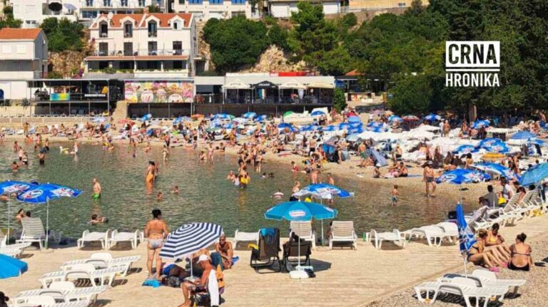 Neum i dalje pun turista: Preko dana kupanje a navečer kolo