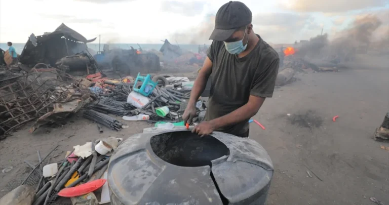 (FOTO) Palestinci u Pojasu Gaze proizvode gorivo od plastičnog otpada