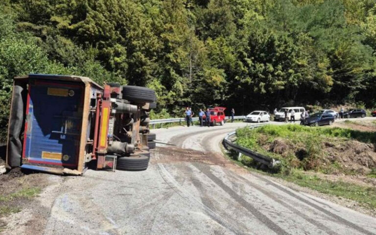U teškoj nesreći u mjestu Popov Most poginuo vozač kamiona