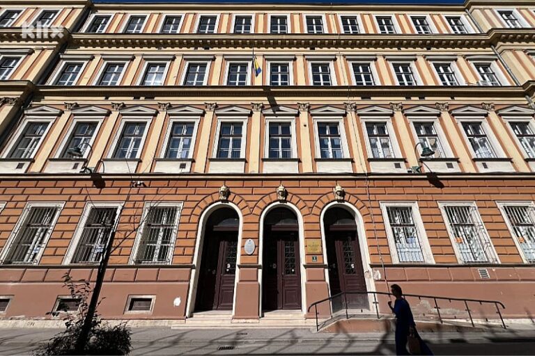 Nakon 136 godina mijenjaju se prozori na zgradi sarajevske Prve gimnazije