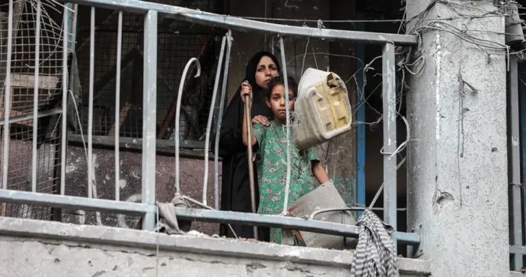 Izrael nastavio bombardovati Gazu: Veliki broj ubijenih dok su čekali pomoć; beba umrla od gladi