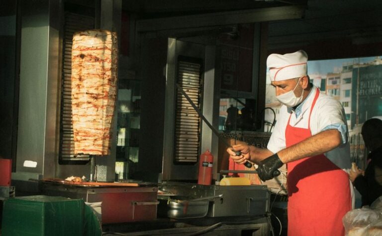 Jezivi slučaj u Berlinu: Gost izgrizao vlasnika fast fooda zbog neplaćenog računa