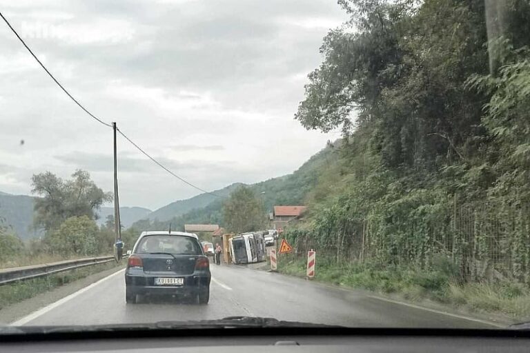 Još jedna saobraćajna nesreća na gradilištu koridora 5C kod Nemile: Prevrnuo se kamion