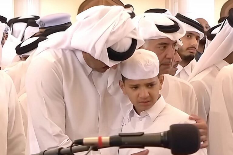 Katarski vladar prisustvovao dženazi šestorici muškaraca ubijenih u izraelskoj agresiji na Dohu