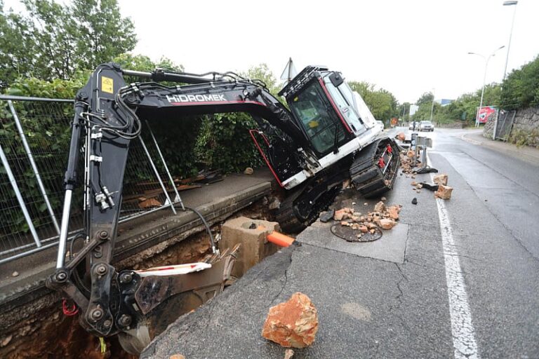 Kiša nastavila padati i napravila potpuni kolaps u Rijeci: Bujica uništila cestu, kamenja padalo po autima