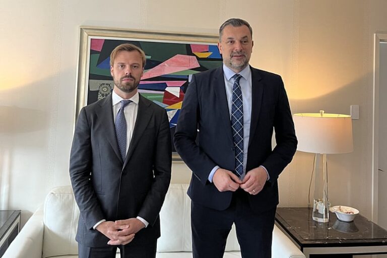 Konaković u New Yorku održao sastanak s Brendanom Hanrahanom, posebna pažnja posvećena Dodiku i SNSD-u