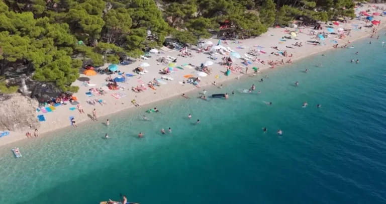 Kupači na plaži ostali u šoku: Bh. državljanin ušao u more i počeo masturbirati…