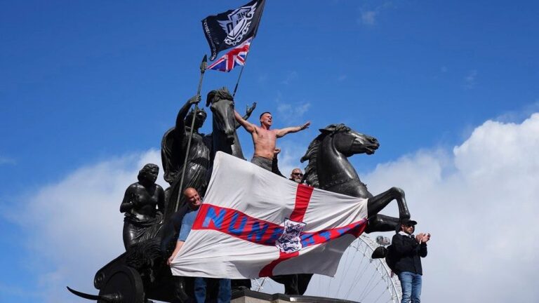 Masovni protesti desničara u Velikoj Britaniji: Poručili Starmeru da “ide kući”, napadnuto nekoliko policajaca