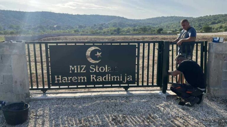 Na novom stolačkom mezarju postavljene kapije