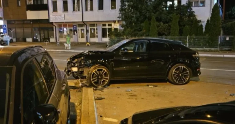 Neobična nesreća: Djevojka Porscheom udarila u stub rasvjete, pa polupala nekoliko vozila