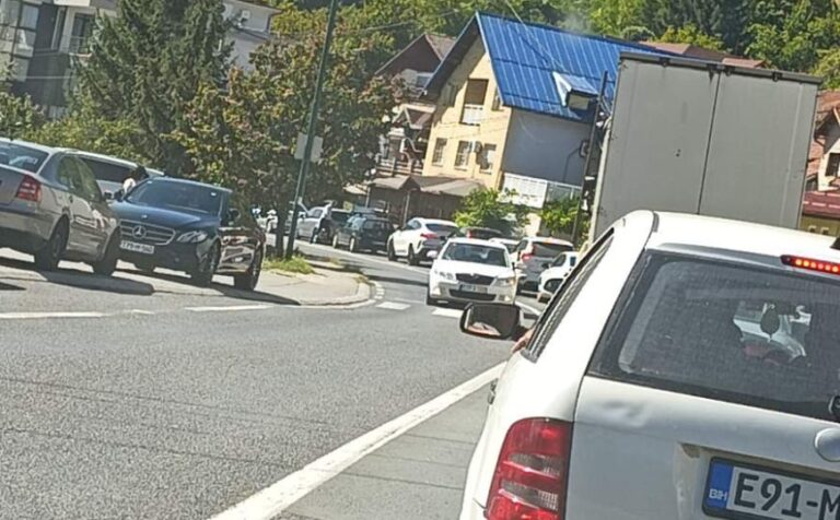 Nesreća kod Sarajeva: Ima povrijeđenih, stvorile se velike gužve