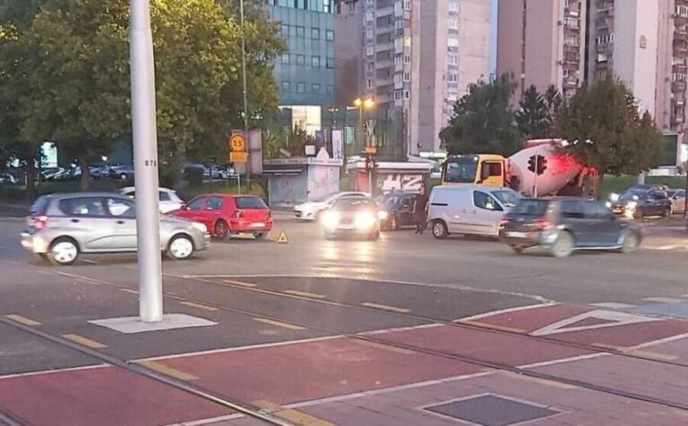 Nesreća na glavnoj saobraćajnici u Nedžarićima: Saobraćaj se odvija otežano