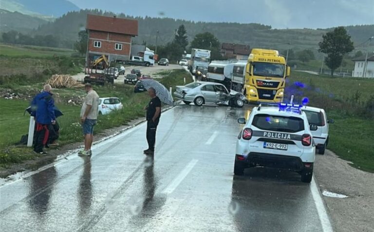 Nesreća u BiH: Dvije osobe povrijeđene, saobraćaj otežan