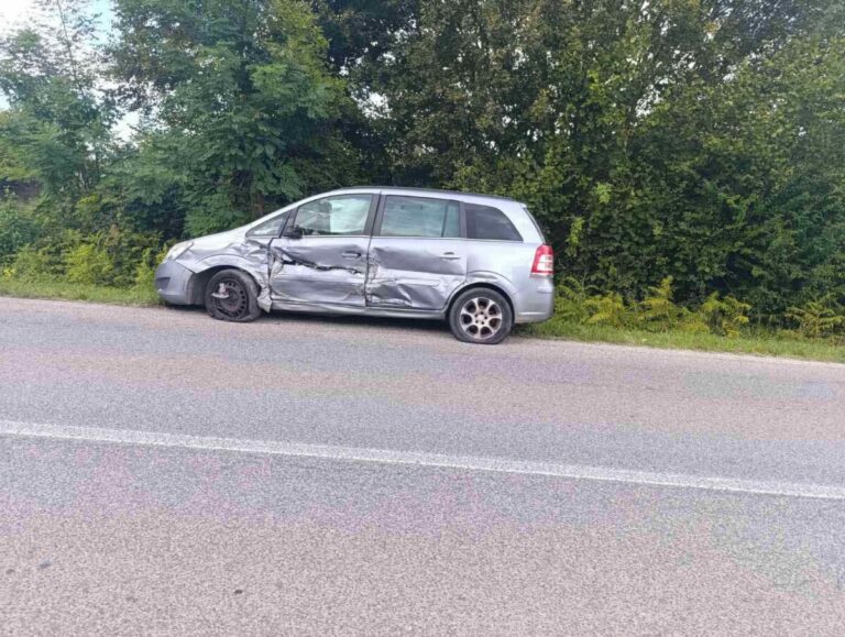 Nesreća u Sanskom Mostu: Zaposlenik Pomozi.ba povrijeđen, uništen i službeni automobil