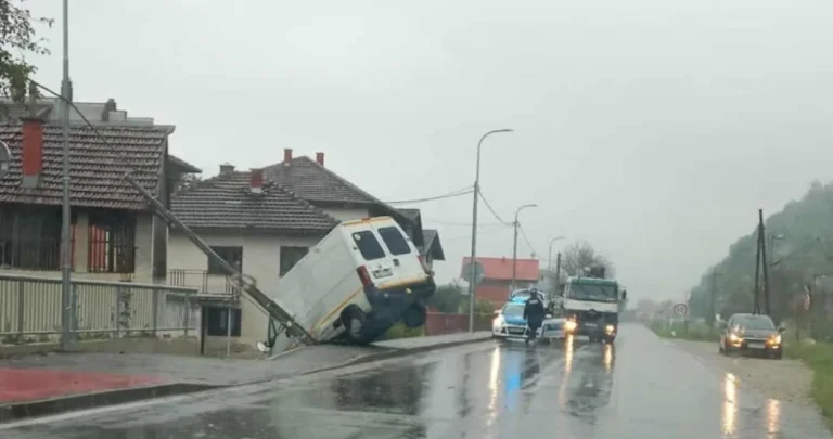 Nesvakidašnja nesreća na bh. putu: Kombijem oborio radar