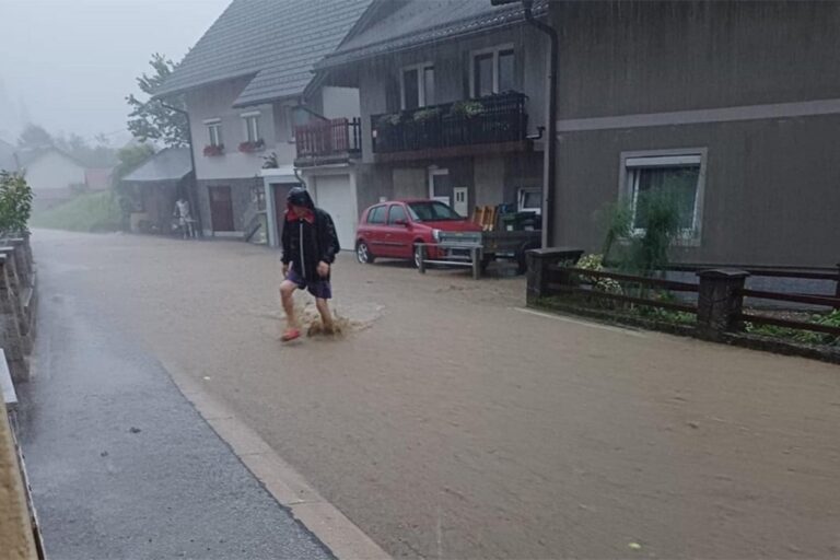 Nevrijeme potopilo dijelove Slovenije pa prešlo u Hrvatsku: Vjetar do 90 km na sat