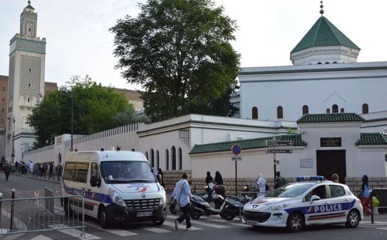 Novi islamofobni napad u Francuskoj: Muškarac upao u džamiju i pocijepao primjerke Kur’ana