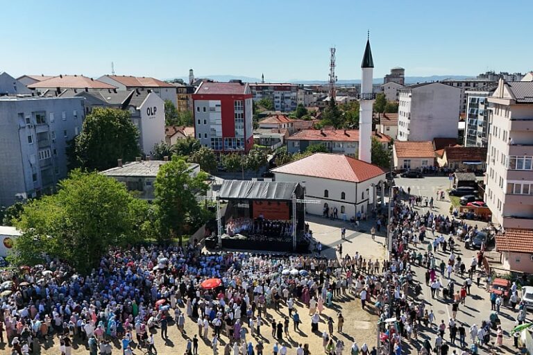 Otvorenje džamije Ahmed-bega Salihbegovića okupilo hiljade vjernika u Bijeljinu