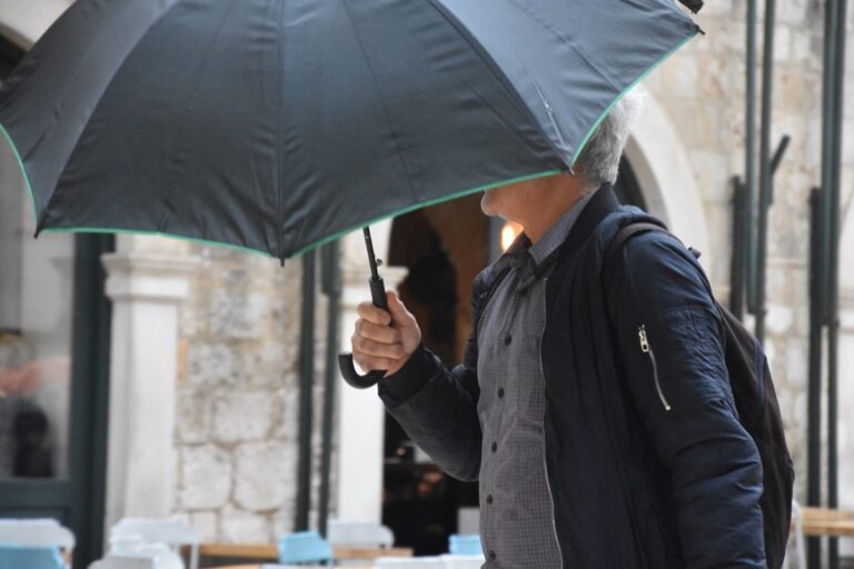 Pogledajte današnju atmosferu u Sarajevu: Omiljeni modni dodatak je kišobran