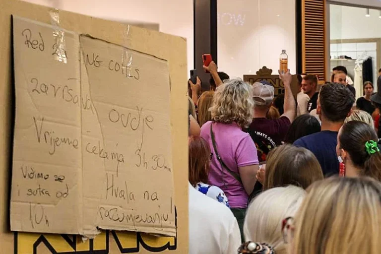 Pomama u Zagrebu: Stotine ljudi satima čekalo da kupi izgubljene pakete