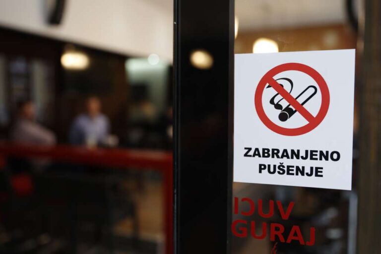 Potpuna zabrana pušenja u zatvorenim javnim prostorima uskoro u RS