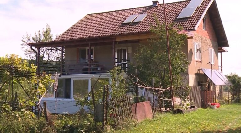 Prkosi bez struje i vode: Povratnici žive uz svijeću, put zimi odsječe selo i po 20 dana