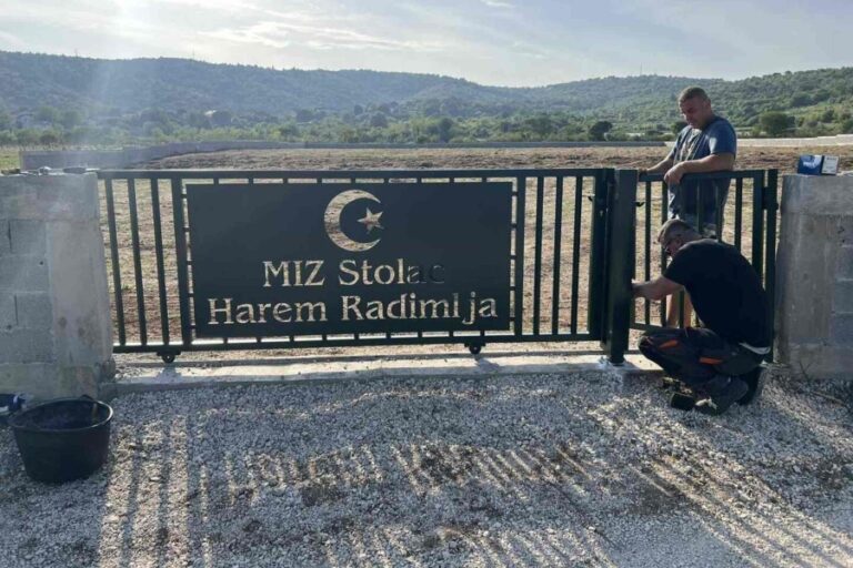 Radovi pri kraju : Postavljene kapije na novom stolačkom mezarju