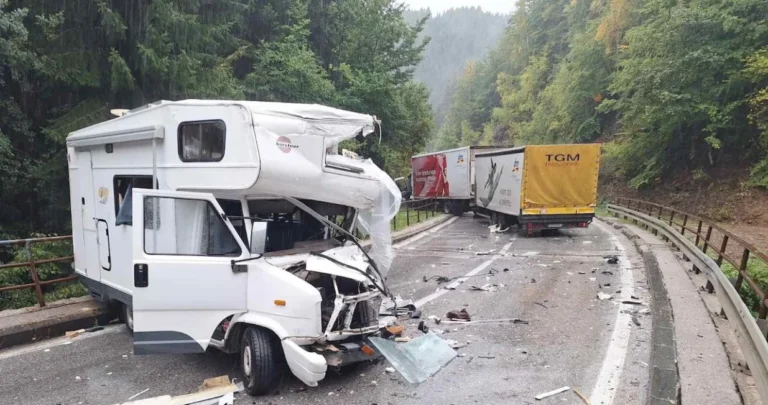 Saobraćaj satima obustavljen na bh. cesti: Sudar kampera i kamiona, ima povrijeđenih