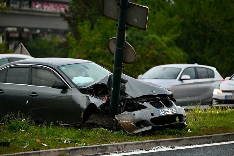 Saobraćajna nesreća na Stupu, automobil udario u stub javne rasvjete