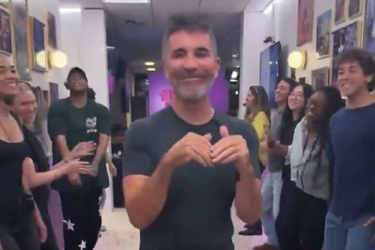 Simona Cowella ismijavaju zbog čudnog načina aplaudiranja: Ponašanjem izazvao lavnu reakcija