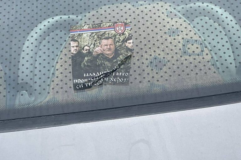 Skandal u Zvorniku, omladincima Radničkog na autobusu nalijepljene naljepnice s likom Ratka Mladića
