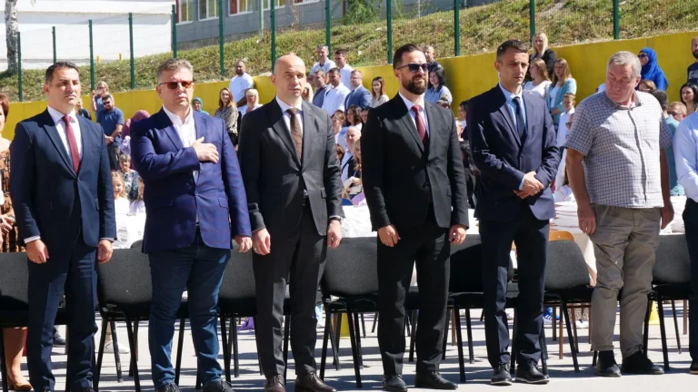 Besplatni udžbenici za sve osnovce u ZDK: Premijer Pivić i ministar Mušija poželjeli dobrodošlicu prvačićima