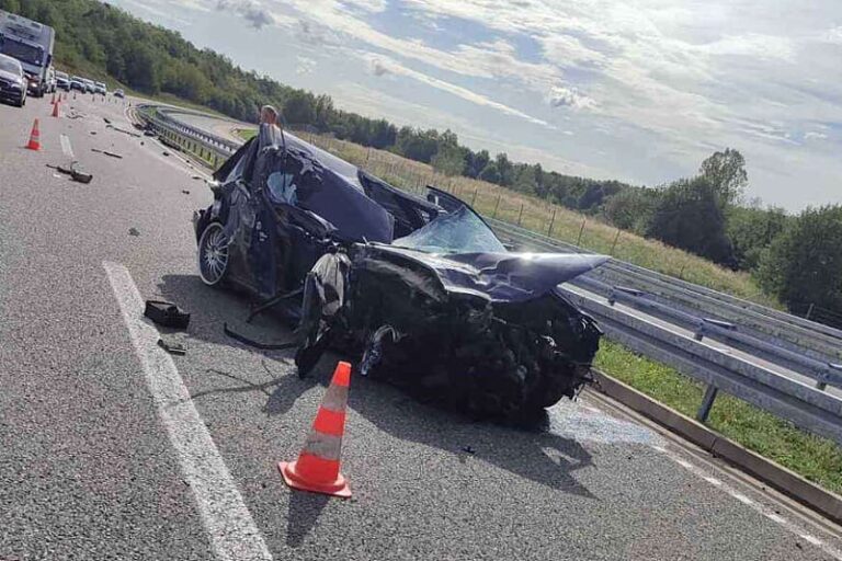Stravičan udes na autoputu kod Doboja: U sudaru kamiona i automobila povrijeđen Sarajlija