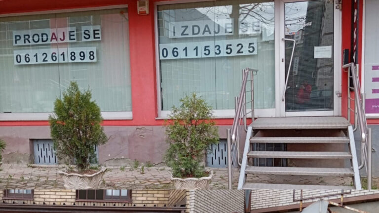 Šta se dešava u Kaknju? Sve više praznih poslovnih prostora, noćni život utihnuo