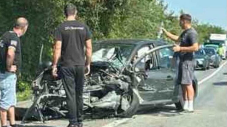 Teška saobraćajna nesreća kod Modriče: Peugeot uništen, vozačica zarobljena u Fordu