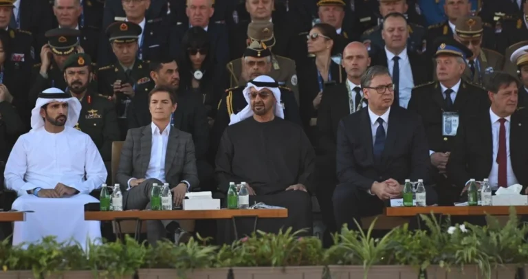 Tek kad je Zajed napustio paradu, Dodik popunio praznu stolicu pored Vučića