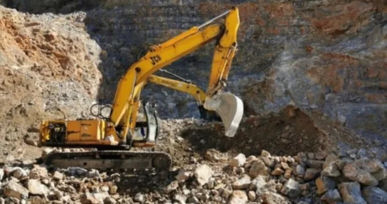 Tragedija u Krajini: Prevrnula se radna mašina u kamenolomu, poginuo radnik