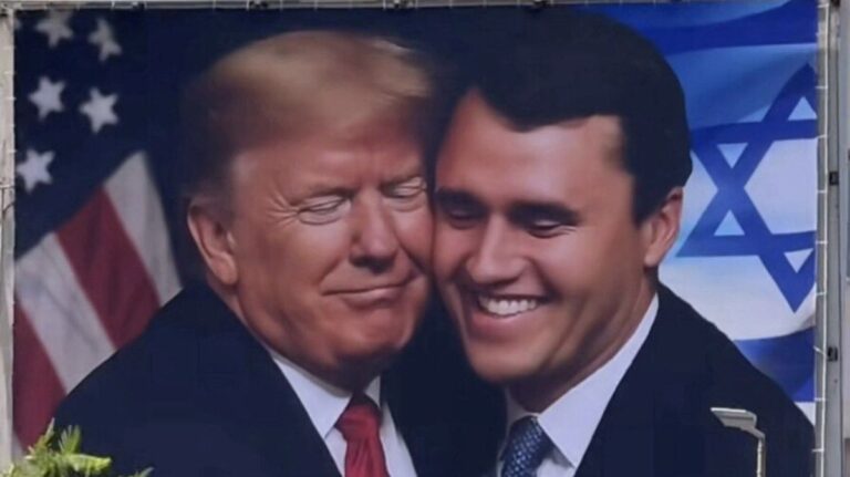 Tramp objavio fotografiju sebe i Kirka sa zastavama SAD i Izraela: “Svi su voljeli Čarlija!”