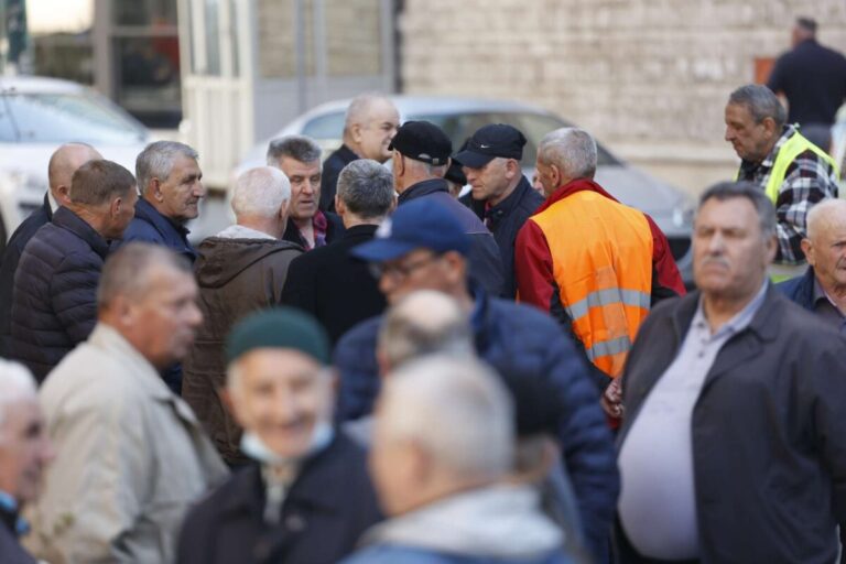 Tuzlanski penzioneri na ulicama: Traže usklađivanje penzija s rastom plata i bolju socijalnu zaštitu