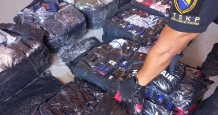 UIO BiH “češljao” u Tuzli: Oduzeli više od 2.000 komada odjeće i obuće, roba “teška” 176.000 KM