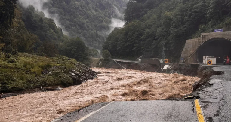 (VIDEO) Haos u dijelu Turske: Poplave i klizišta blokirali puteve, voda rušila mostove