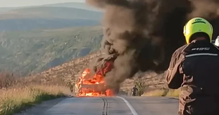 Zapalio se automobil na putu Stolac – Ljubinje: Vozači zaustavili vozila, velike gužve nastale