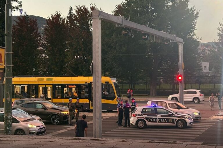 Zbog saobraćajne nesreće kod Mašinske škole intervenisala i specijalna jedinica MUP-a, i dalje velike gužve