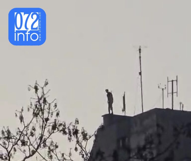 ŠTA SE DEŠAVA U ZENICI: Muškarac pleše na ivici krova Lamele (VIDEO)