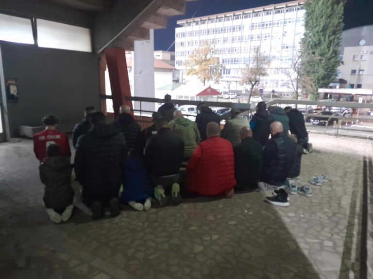 PRIZOR KOJI JE ODUŠEVIO ZENICU: Navijači Čelika klanjali akšam na Bilinom polju!