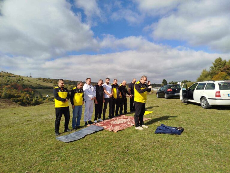 Prelijepa slika zajedništva i vjere: Ekipa sjedeće odbojke Zenica 92 klanjala podne-namaz na Rostovu