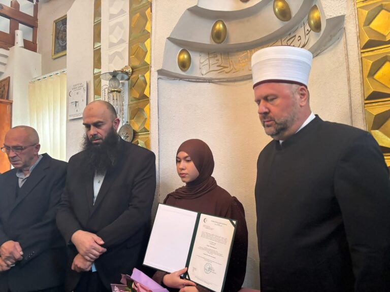 ZENICA DOBILA NOVU HAFIZU: Uručeno uvjerenje Zejneb Beganović, 69. hafizi Medžlisa IZ Zenica