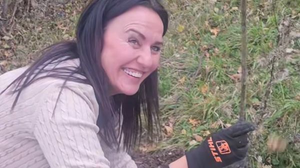 Načelnica male općine u BiH pokazala kako se sadi šljiva